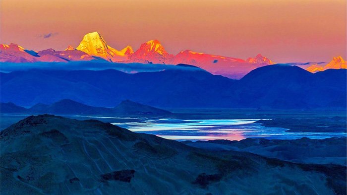 The sun raise up from Himalaya range