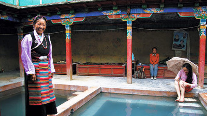 Locals invite you to soak in Qiusang hot springs.