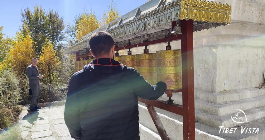 Kora aound Lhasa city