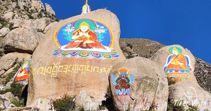 The stones with Buddha Statues in the Drepung Monastery