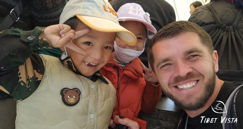 Take a photo with local Tibetan Kids