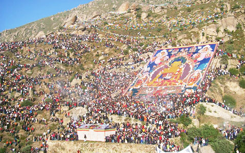 Top 2 Gelugpa Monasteries to Enjoy Buddha Unfolding Ceremony in Tibet 
