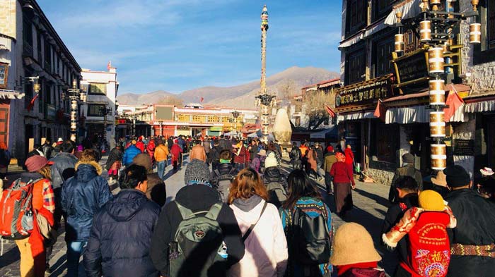 Stroll in the old street of Lhasa