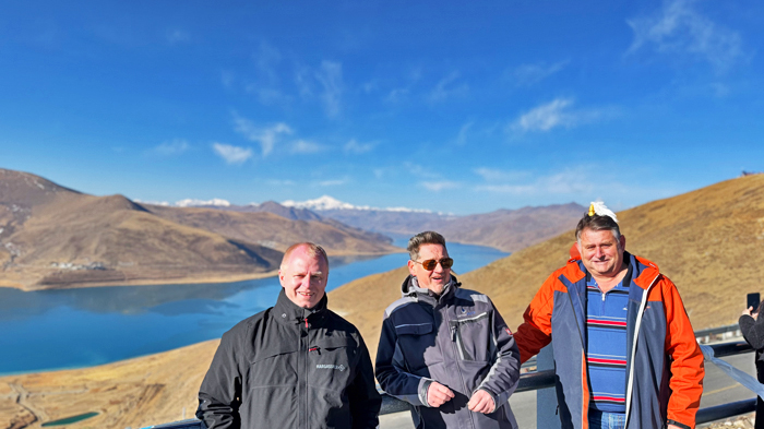 the beautiful Yamdrok Lake