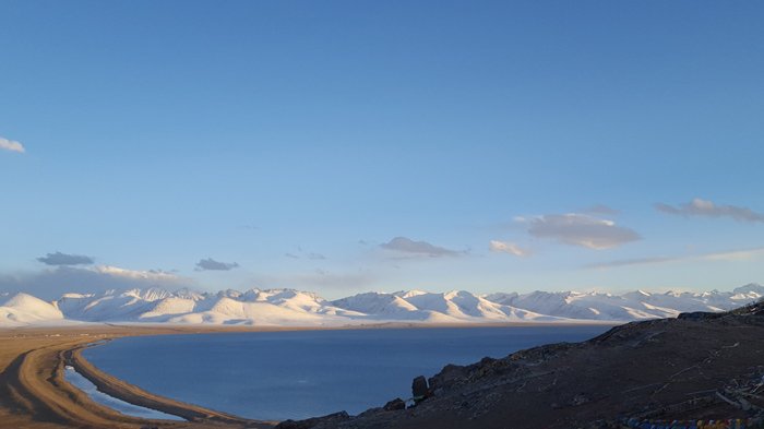 Nyainqêntanglha and Namtso Lake in winter