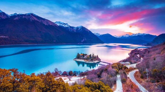Basum Tso Lake in Nyingchi