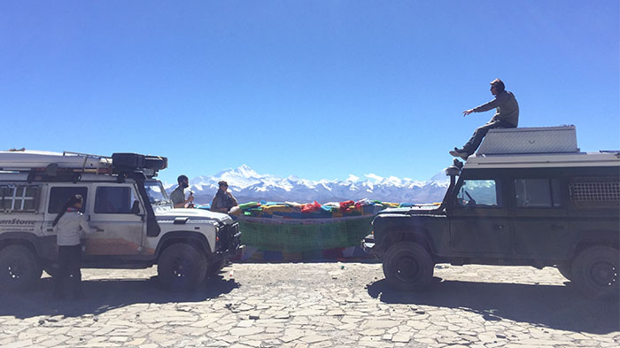 Tibet self-drive tour with tourists and vehicles