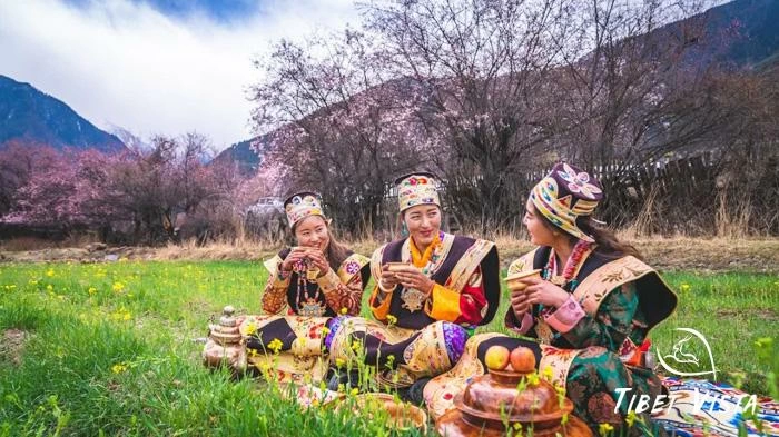 The typical Tibetan traditional dress in Nyingchi