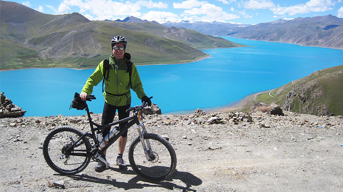 Cycle to turquoise Yamdrok Lake in Tibet