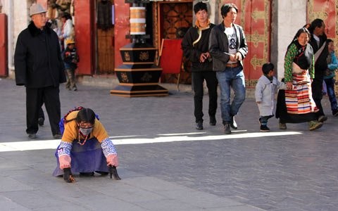 Barkhor Street More Bustling When Winter Comes to Tibet