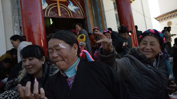 Eating Christmas cakes in Tibet