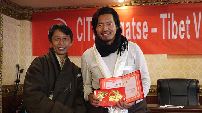  Mr. Kunga Presented the Award and Bonus to Excellent Tibetan Guides 