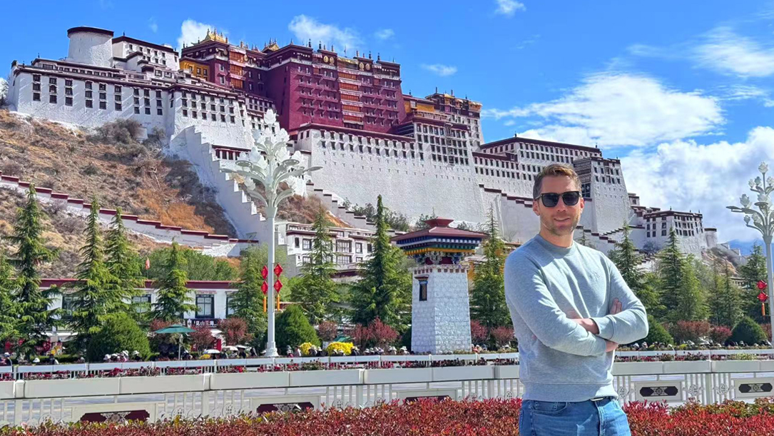 admire Potala Palace in autumn in lhasa