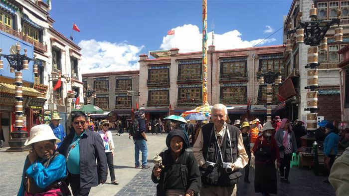 Following a Tibetan granny to experience the Barkhor Kora