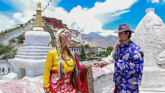 The newlyweds are touring Lhasa city