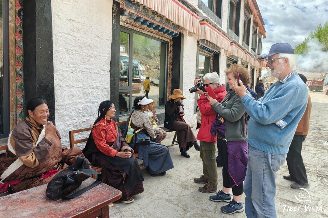 Capture exotic local Tibetan life in Lhasa