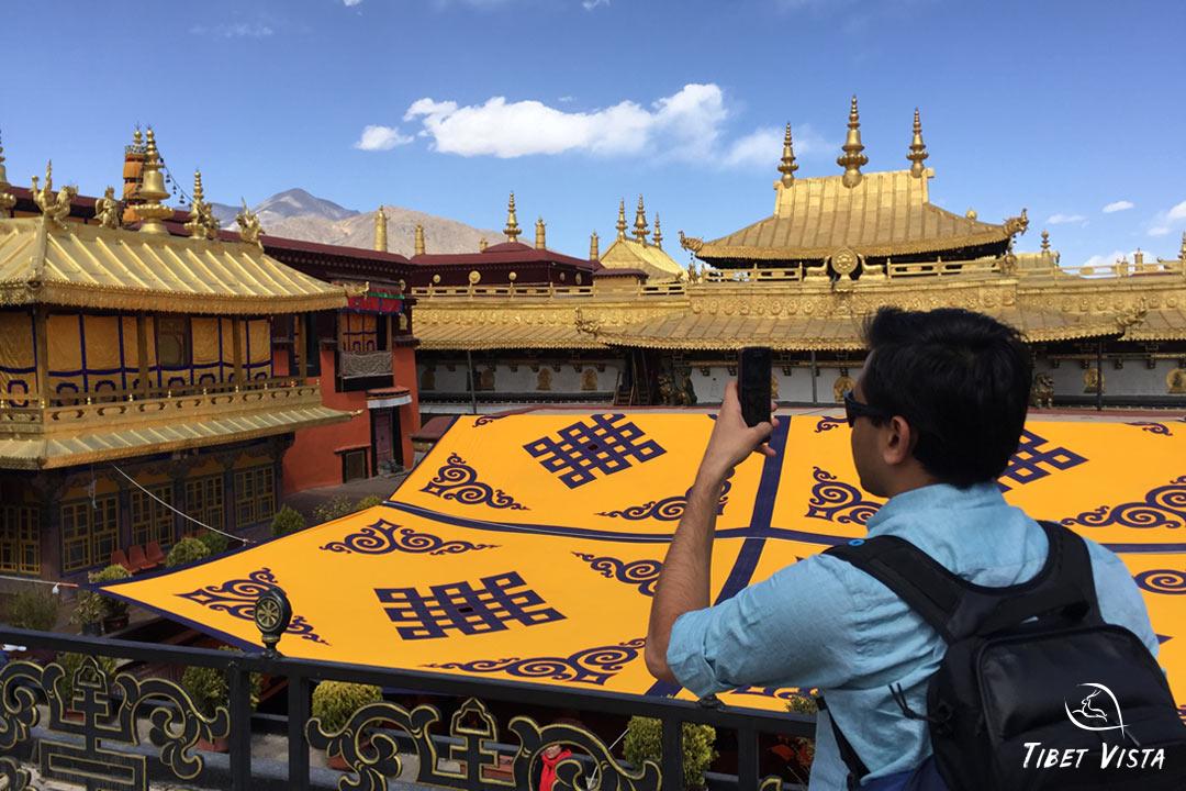 Capture the golden rooftop of Jokhang Temple