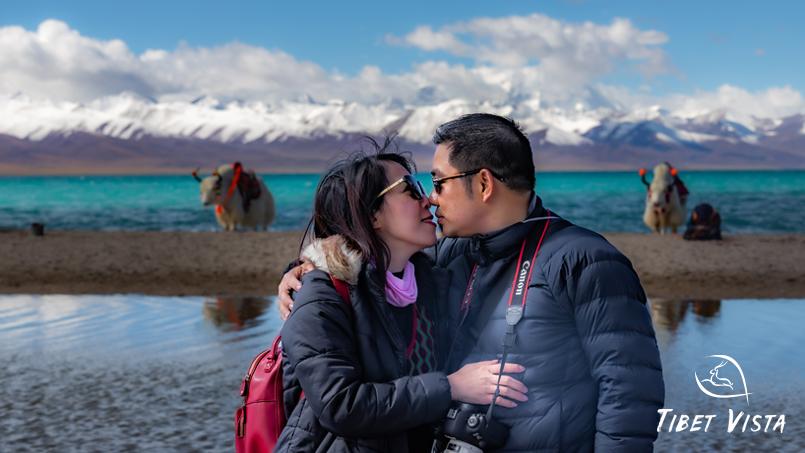 couple kiss at heavenly namtso lake