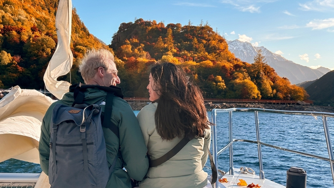 enjoy autumn foliage and basumtso lake view in nyingchi