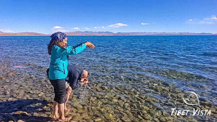 pilgrims enjoy holy dip at Lake Mansarovar