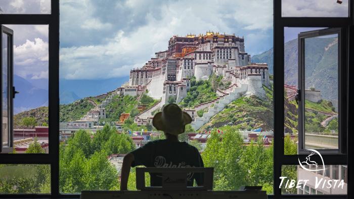 Our guests took photos of Potala Palace in the Ping Cuo Kang Sang Scenic Restaurant