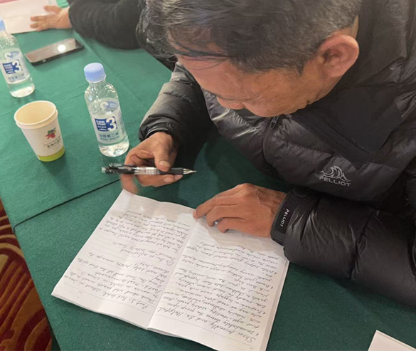 guide taking note