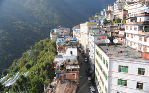 Best Hotels in Zhangmu: Where to Stay at the Tibet-Nepal Border