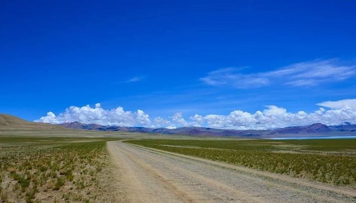 Gravel-paved road along the north route