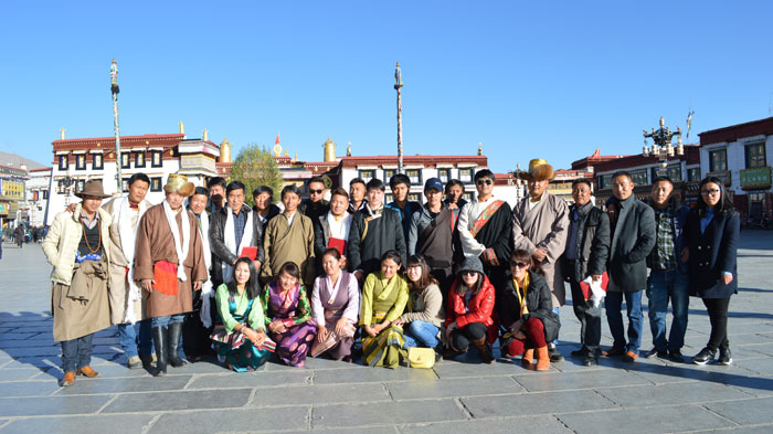 Mr. Kung (8th from the left) and his Tibetan guide team