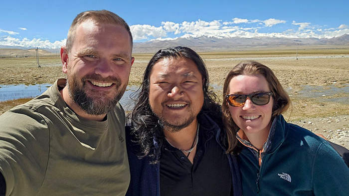 local guides help guest adapt to altitude in tibet
