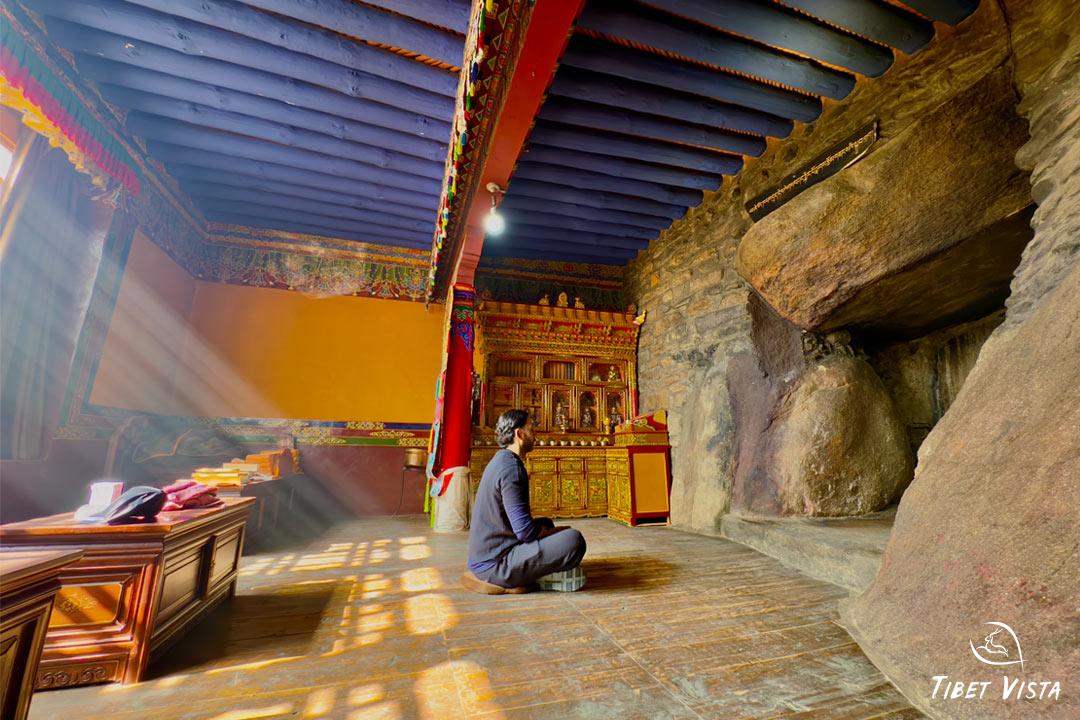 Meditate in Buddhist retreat around Lhasa
