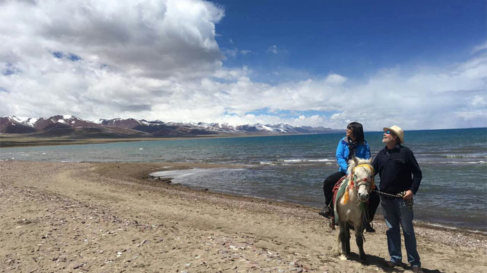 The couples are strolling along the heavenly Namtso Lake