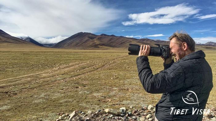 Our guests use a telescope lens for photography in Lhasa