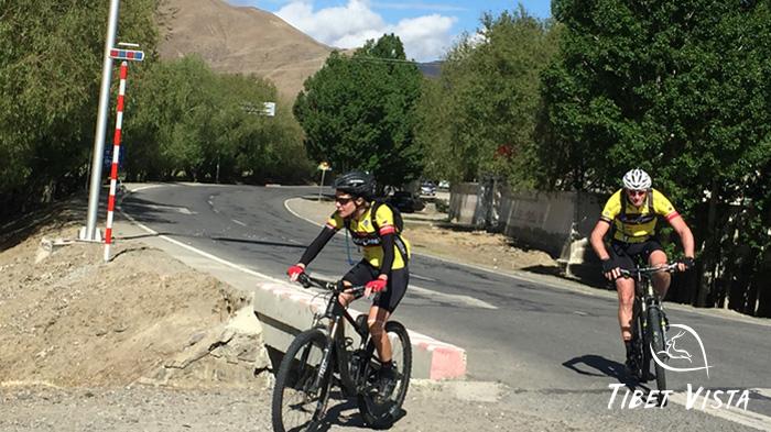 Our guests and local experts bike from Lhasa to Nyingchi