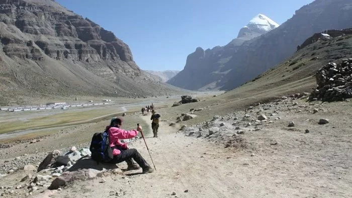 Our guests Prostrate with Prostrating Local Tibetans