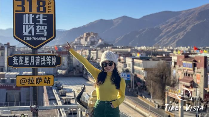 Our guests took photos of Potala Palace in Xingyue Putti Café