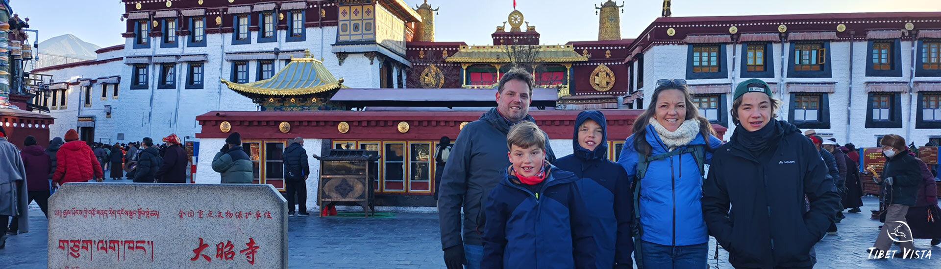 take photos before jokhang temple entrance