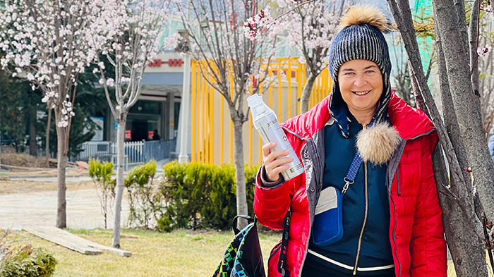 our guests use portable oxygen canister while traveling in tibet