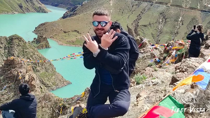 travel past manla reservoir on the way from lhasa to shigatse