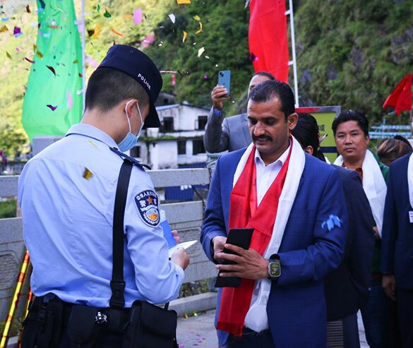 Foreigners now can pass through Zhangmu Port