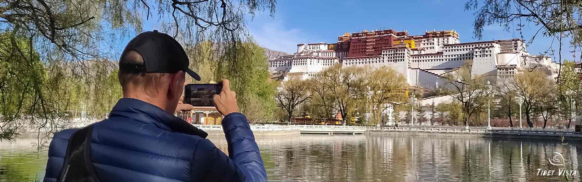 photograph potala palace in lhasa in sep