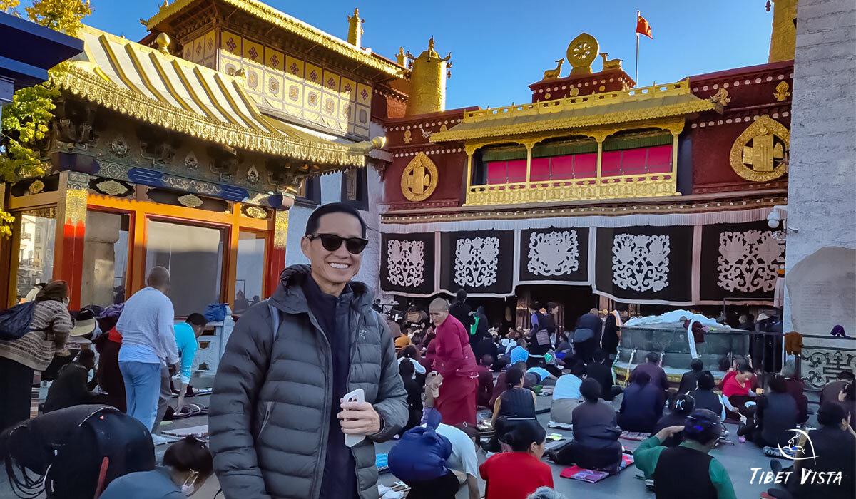 pilgrims prostrating before jokhang temple entrance