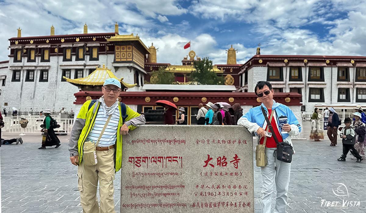take photos with jokhang temple marker
