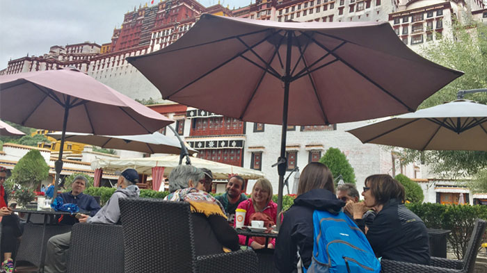 You can relax yourself in a tea house of Lhasa