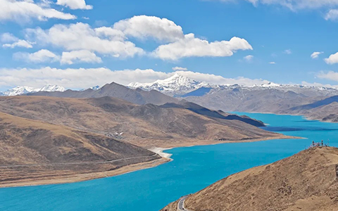 Visit Yamdrok Lake in April and May