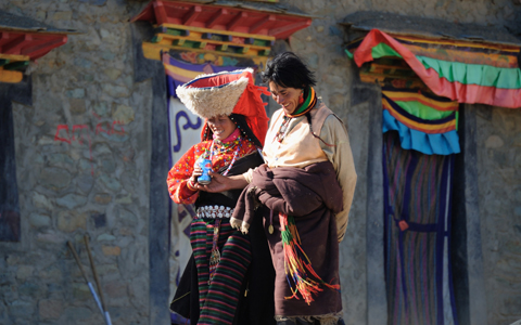 Tibetan Traditional Dress Male and Female: What Do Tibetan Men and Women Wear?