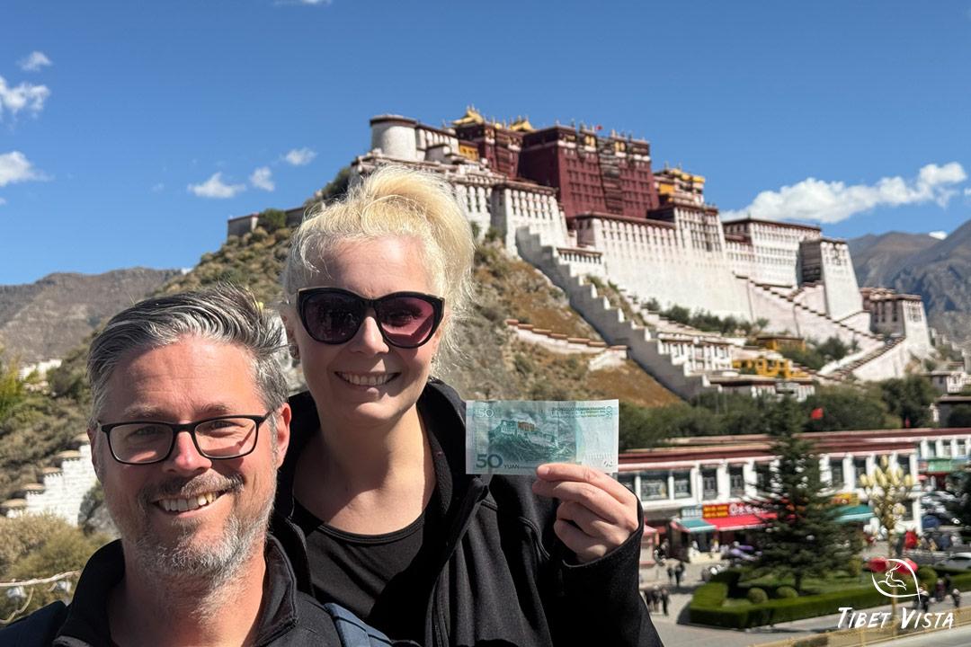 Took photos with iconic Potala Palace in Lhasa