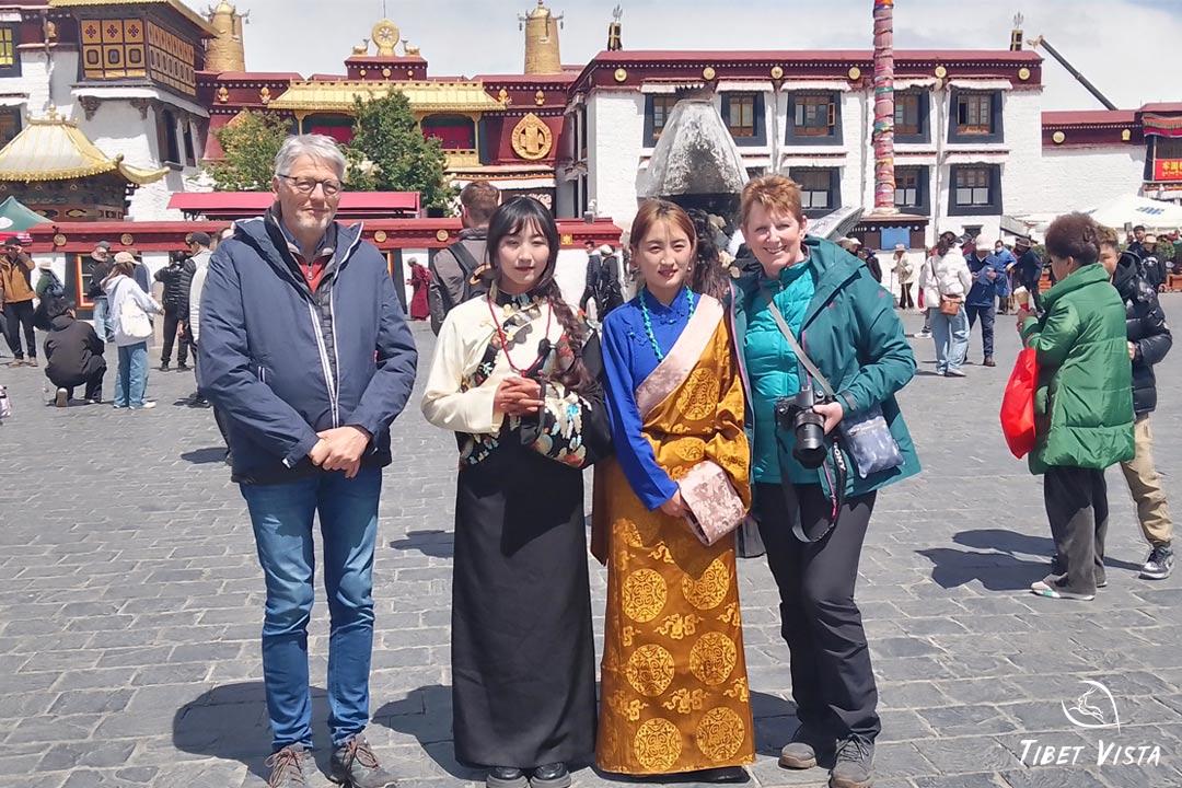 Took photos with local Tibetans on Barkhor Street
