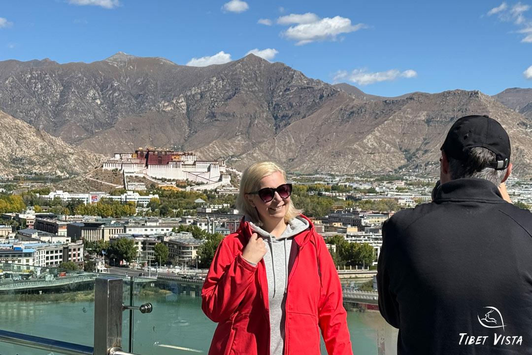 Took photos with Potala Palace from afar