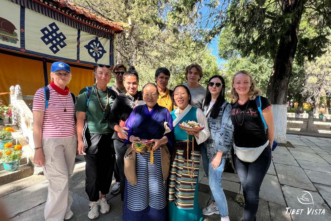 Took photos with Tibetan grannies in Norbulingka